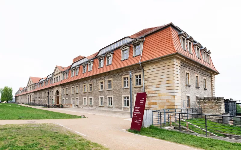 Vom abgeriegelten Militärbau zum offenen Zukunftsort  - Defensionskaserne, Petersberg Erfurt