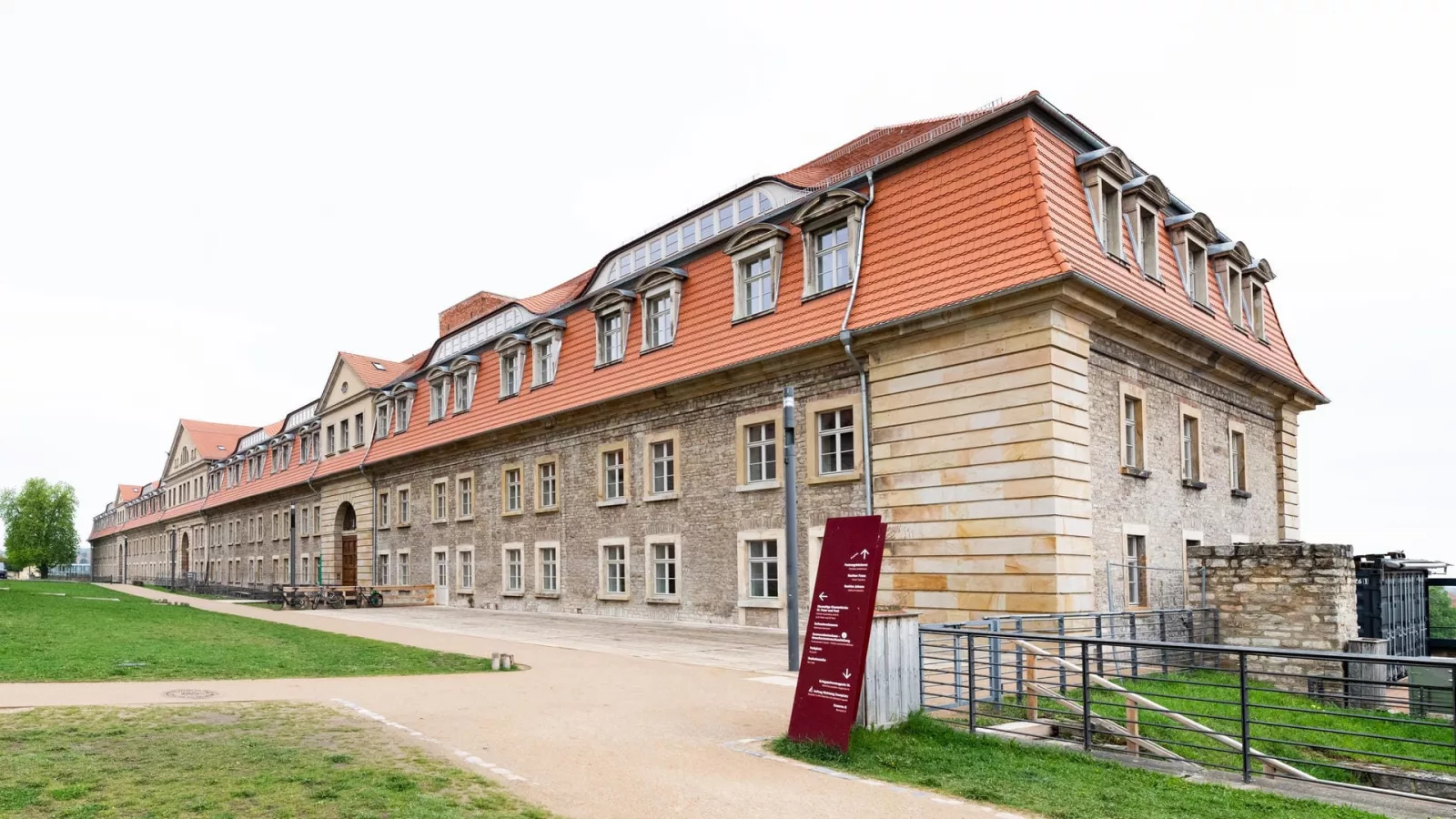 Vom abgeriegelten Militärbau zum offenen Zukunftsort  - Defensionskaserne, Petersberg Erfurt