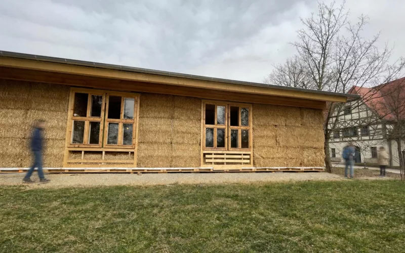 S T R O H ballen Klassenzimmer im Landgut