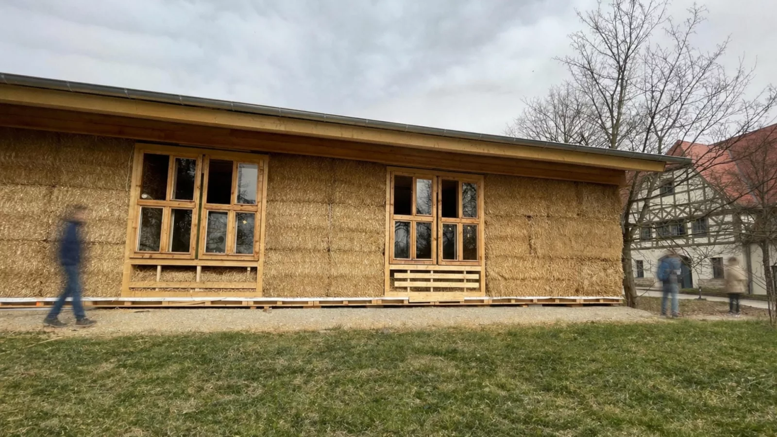 S T R O H ballen Klassenzimmer im Landgut