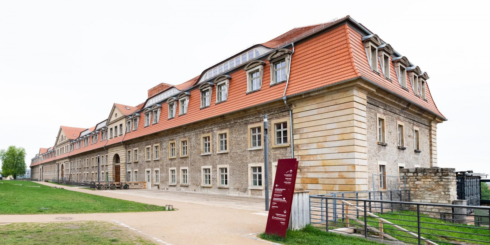 Vom abgeriegelten Militärbau zum offenen Zukunftsort  - Defensionskaserne, Petersberg Erfurt